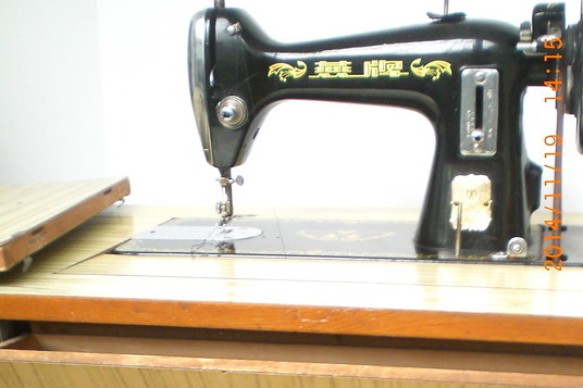 p>燕牌缝纫机,是二十世纪知名的缝纫机品牌,北京市缝纫机制造厂生产.