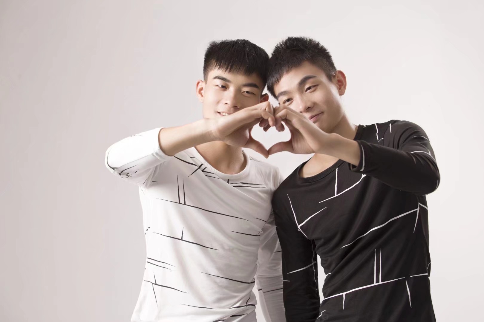  p data-id="shjblsvkpzxl">双胞胎兄弟,中国内地男歌手组合.