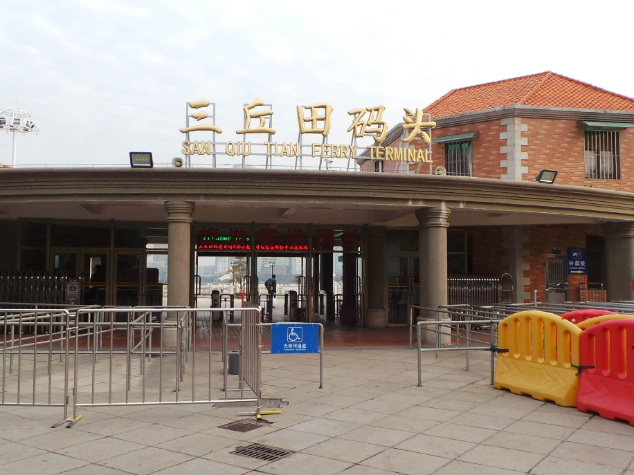 厦鼓轮渡航线的游客,开始在三丘田码头登上鼓浪屿