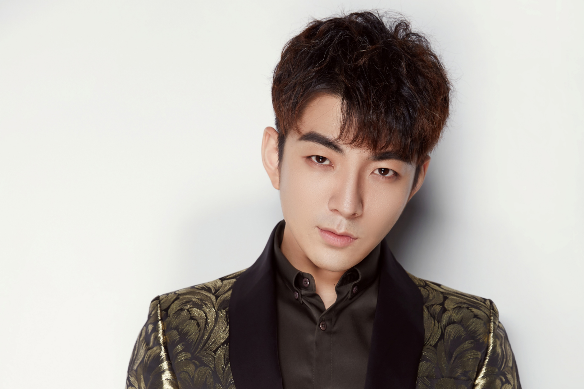 木梳是欢聚传媒旗下歌手,凭借极强的声音穿透力和感染力被称为"小张