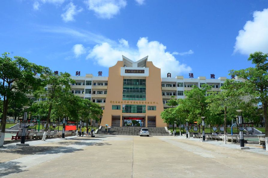  p>儋州市长坡中学位于海南省儋州市东成镇长坡墟,是一所完全中学.