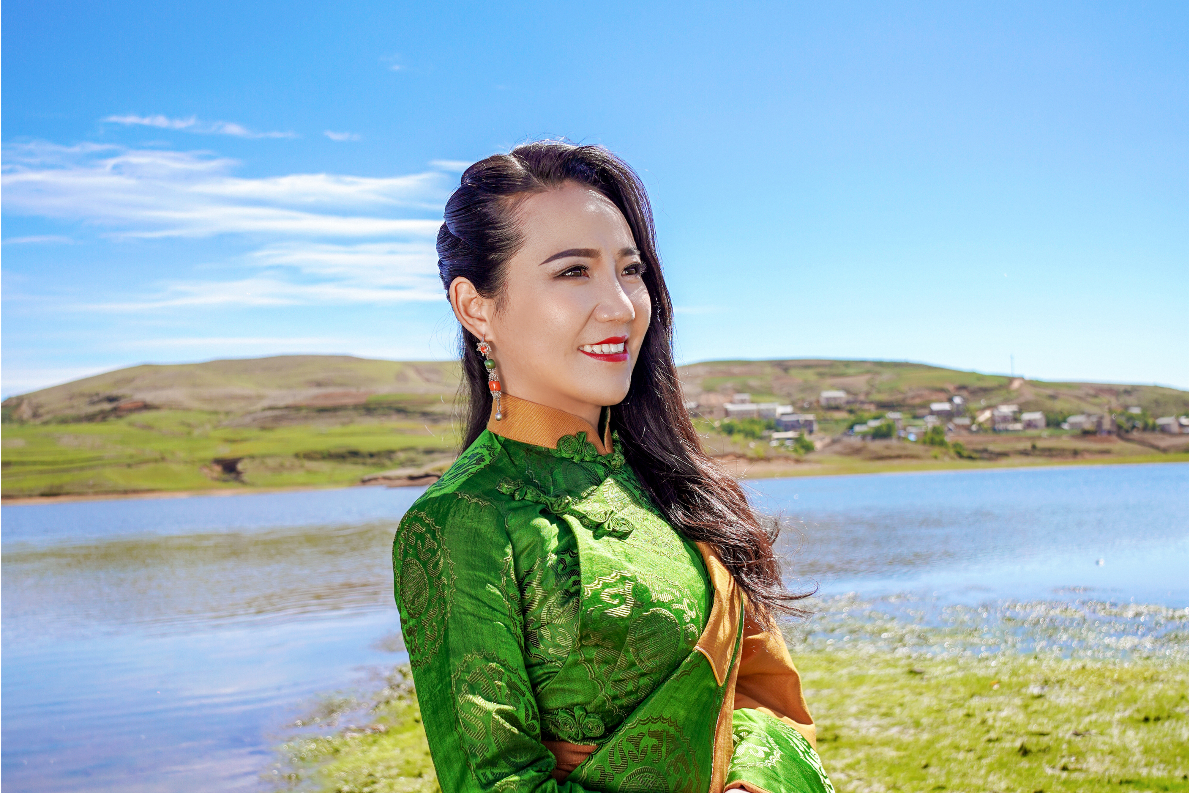 《三江之恋》是著名藏族青年女歌手<a target="