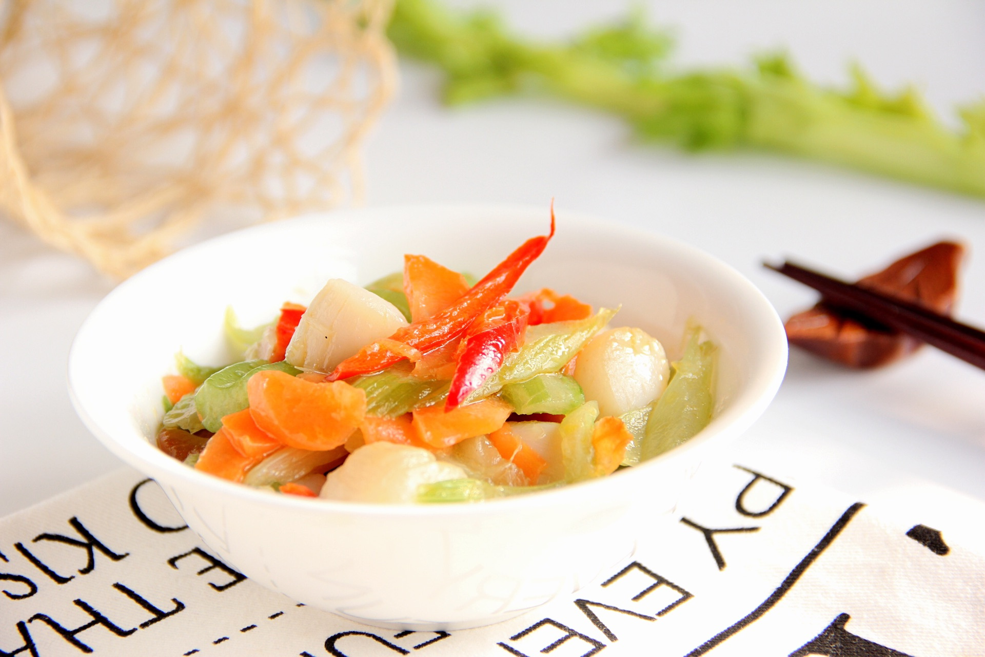 鲜干贝,白果,辅料有鸡蛋,调料有黄酒半匙,葱姜汁,细盐等,主要通过炒制