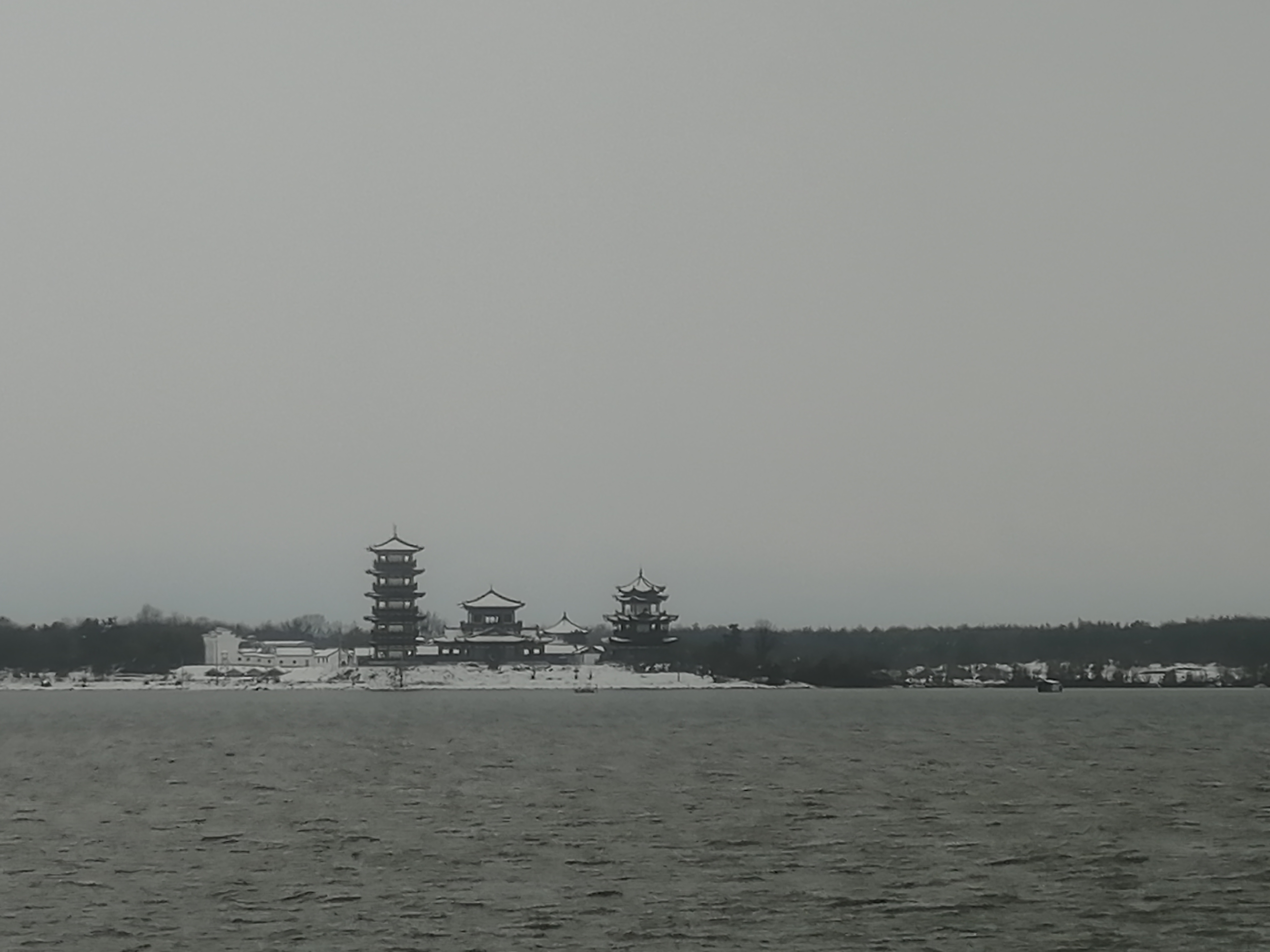  p>三鸦寺湖畔有一千年古寺"三鸦寺",位于安徽省怀宁县金拱镇境内.