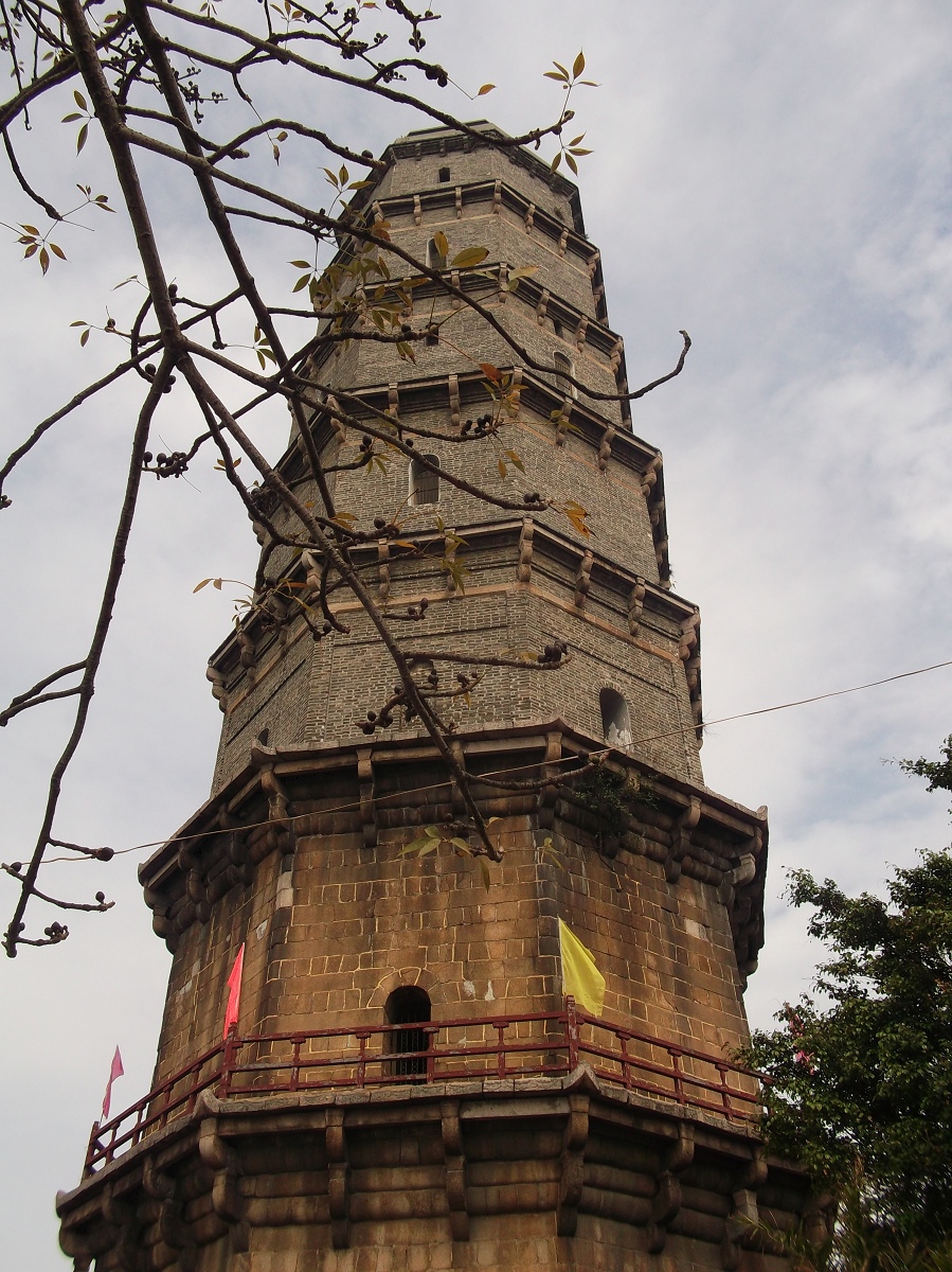  p data-id="gnwk8ezjbu">凤凰塔位于潮州古城外东南约2公里处的韩江