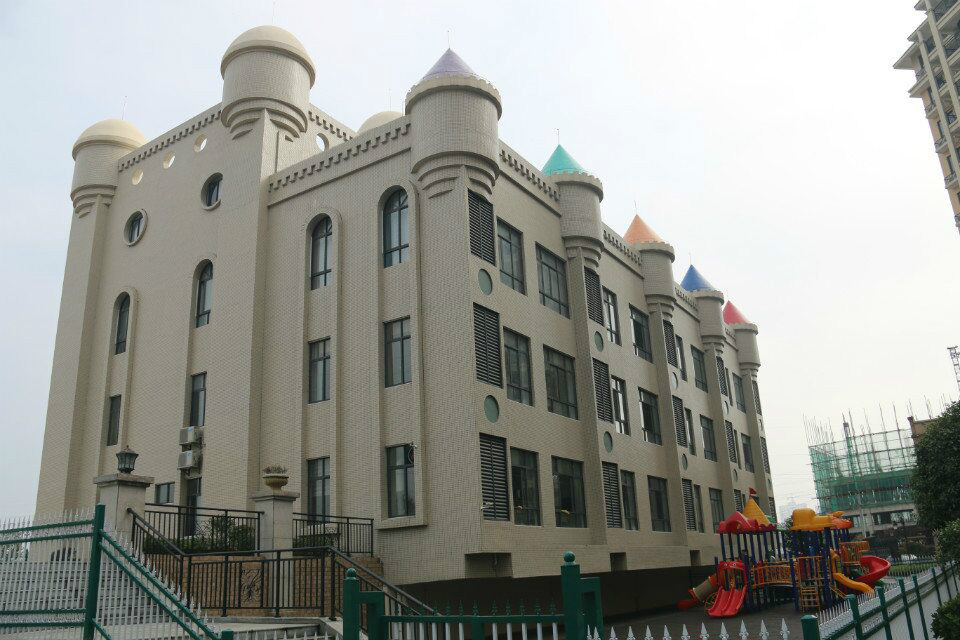 通城县滨江幼儿园地处于平安滨江苑内,占地面积有3800余平方米,<a