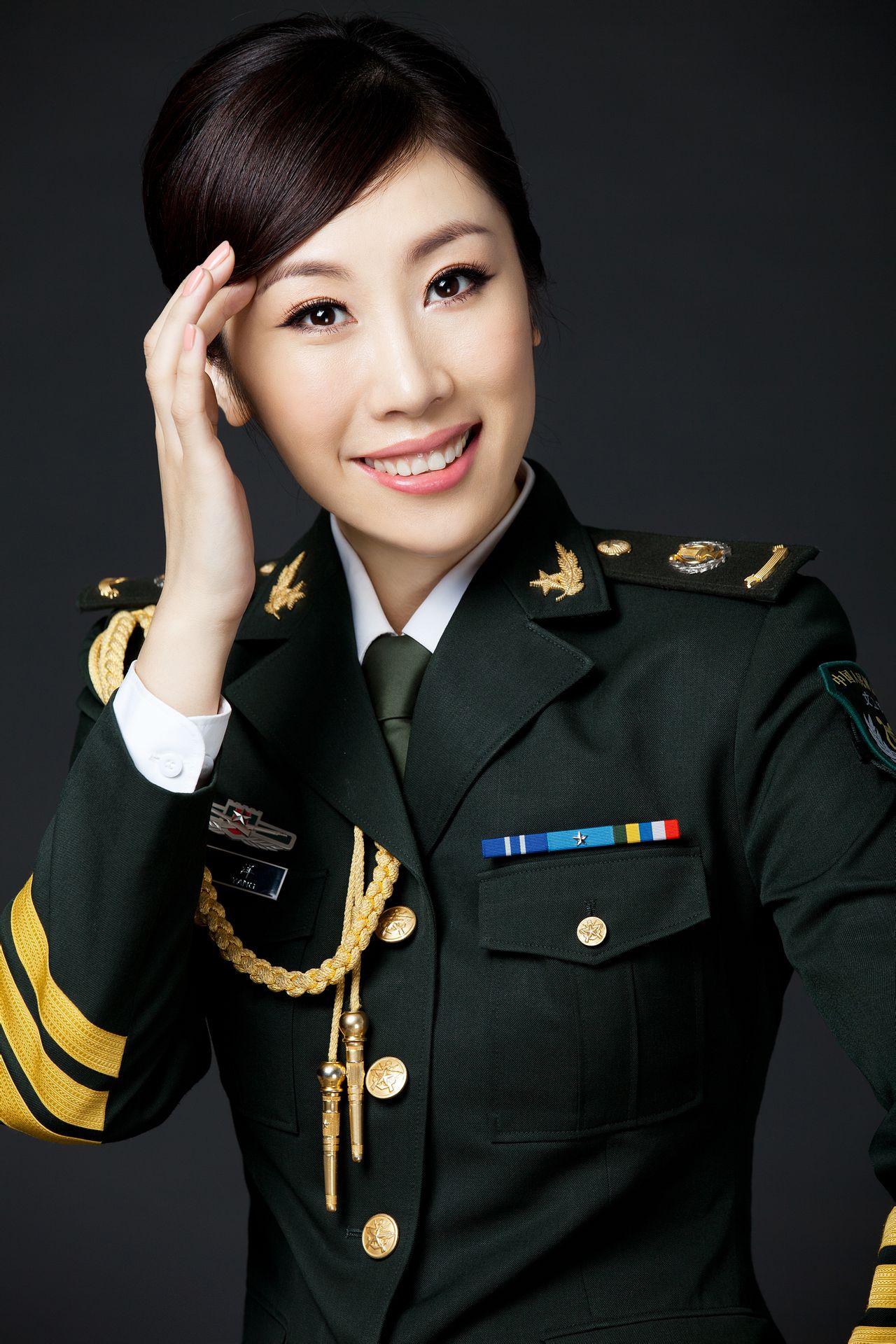 张洋,毕业于中国人民解放军艺术学院音乐系,青年独唱演员,青年女中音