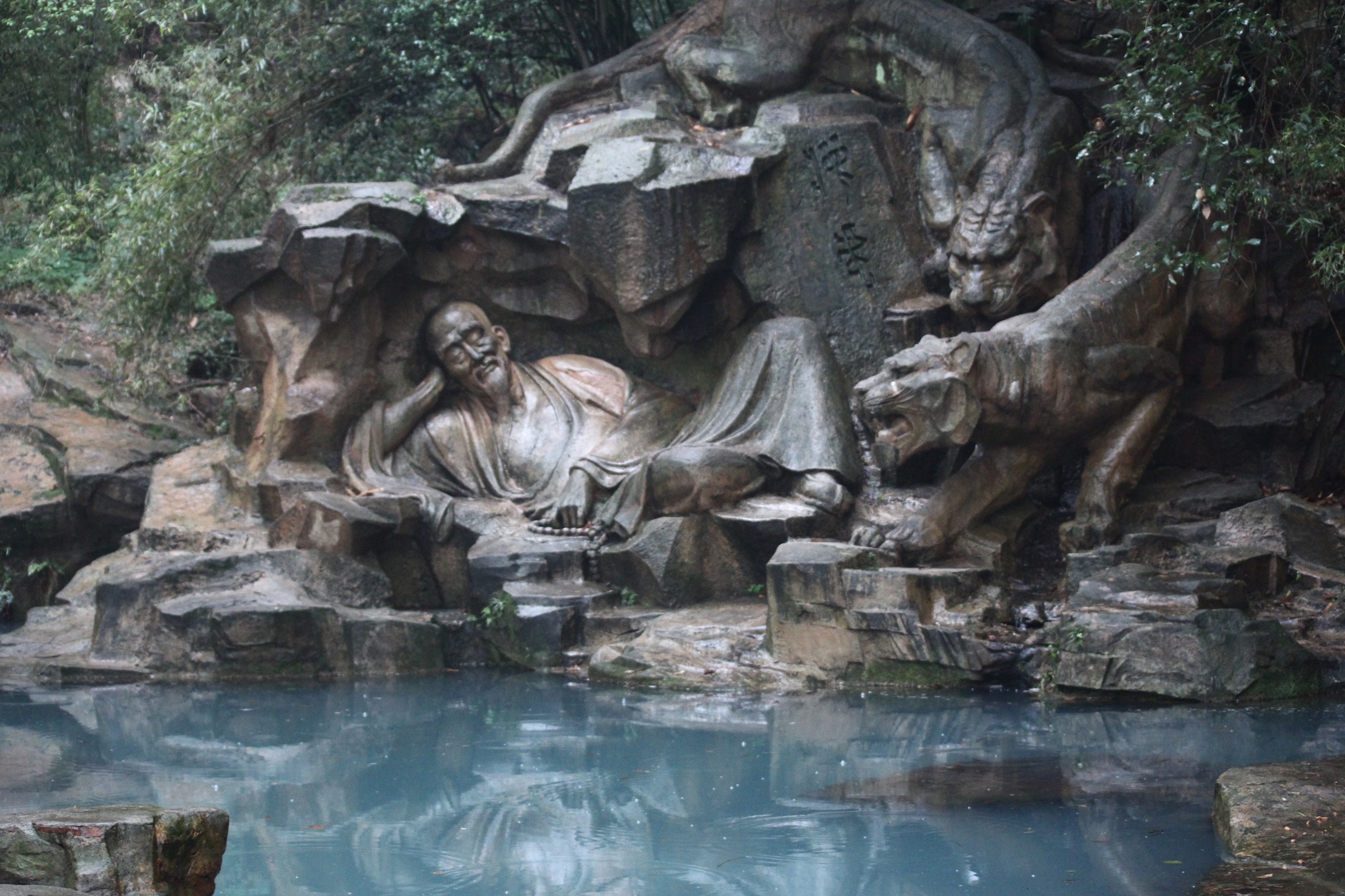  p>虎跑公园,又名虎跑梦泉,位于西湖之南的大慈山定慧禅寺内,是一处以