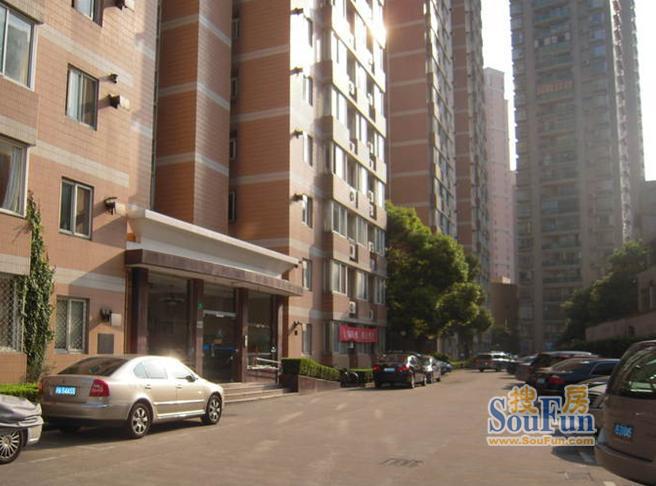 小区的绿化率,栋距都很不错,采光不受遮挡的.