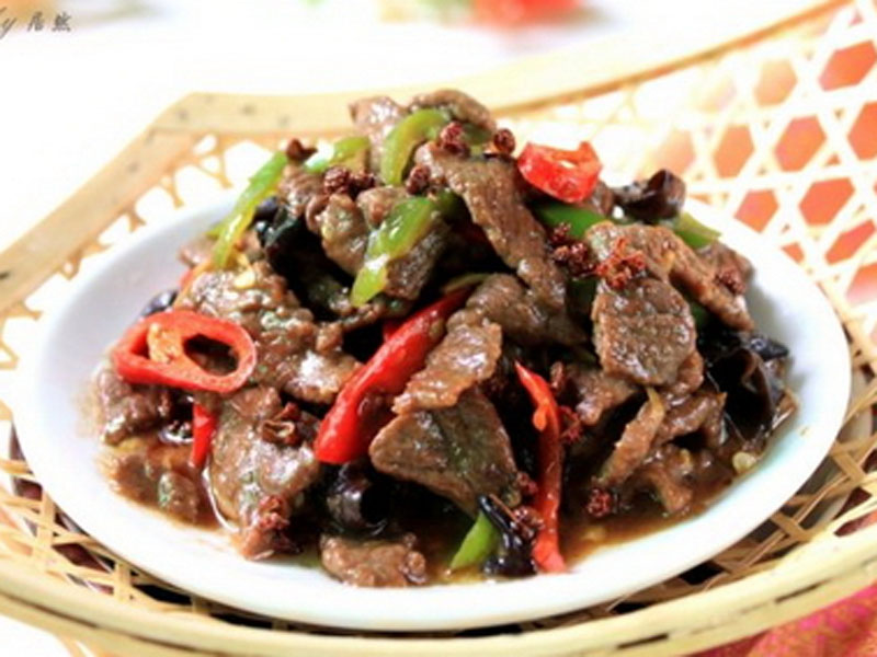  p>木耳炒牛肉是一道以牛腿肉,水发木耳,小菠菜为主料制作的菜品. /p>