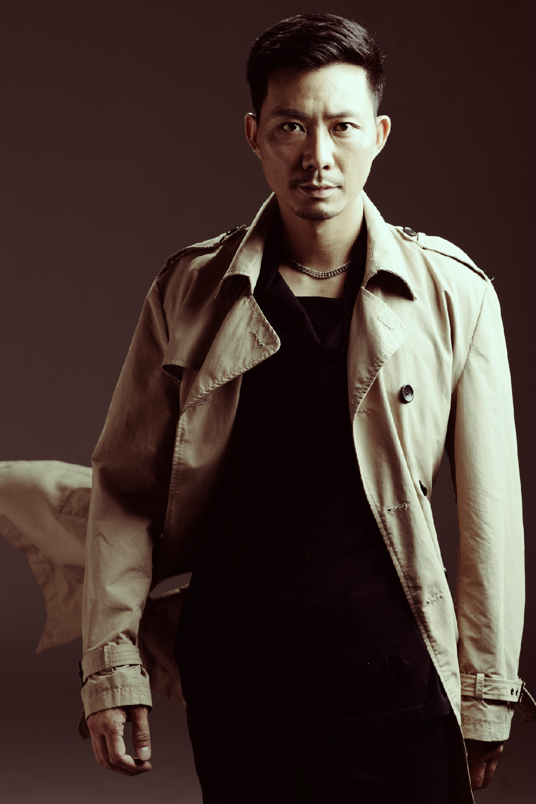 >夏天,出生于四川省成都市,毕业于中央戏剧学院表演系,中国内地男演员