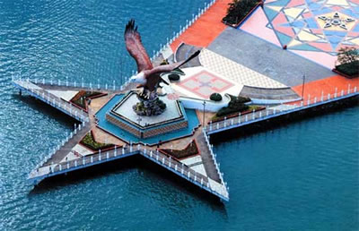 的广场--巨鹰广场,广场上矗立着被称为兰卡威新地标的鹰塔(dataran