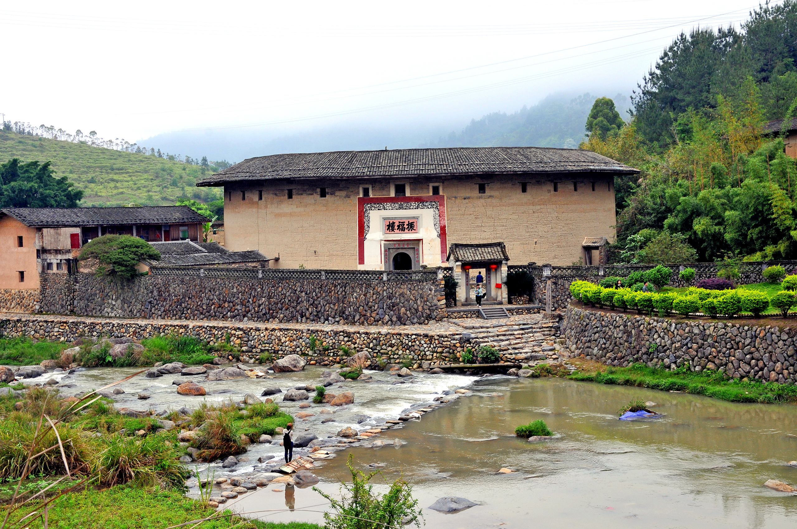  p>永定土楼,又称筒子楼.