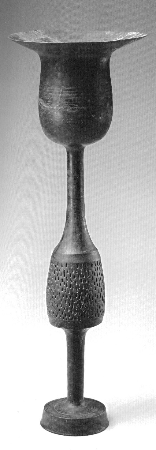  p>山东龙山文化的蛋壳黑陶,有的器壁厚度仅0.3~0.