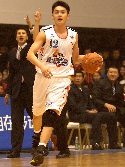  p>杨鸣,1985年7月31日出生在辽宁省大连市,前中国职业篮球运动员,司