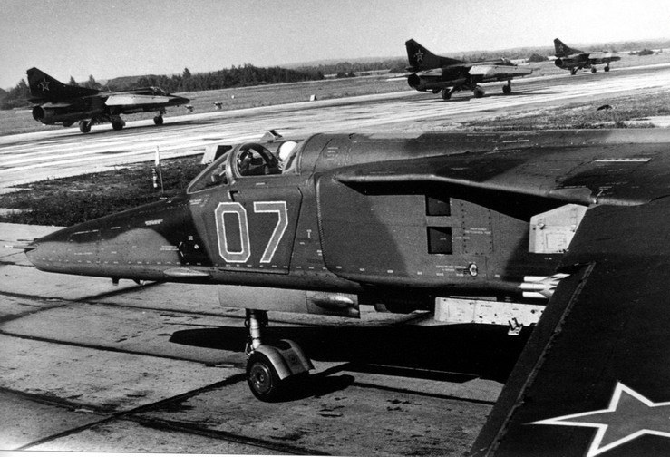  p>米格-27攻击机(俄文:МиГ-27,英文:mig-27,原称:米格-23b/Б,惯