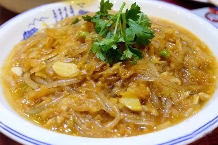 五花肉 /a>切片煸出油,与 a href="#" data-lemmaid="1157092">酸菜 