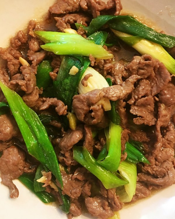  p>大葱爆牛肉是一道以 a href="#" data-lemmaid="918571">大葱 /a>