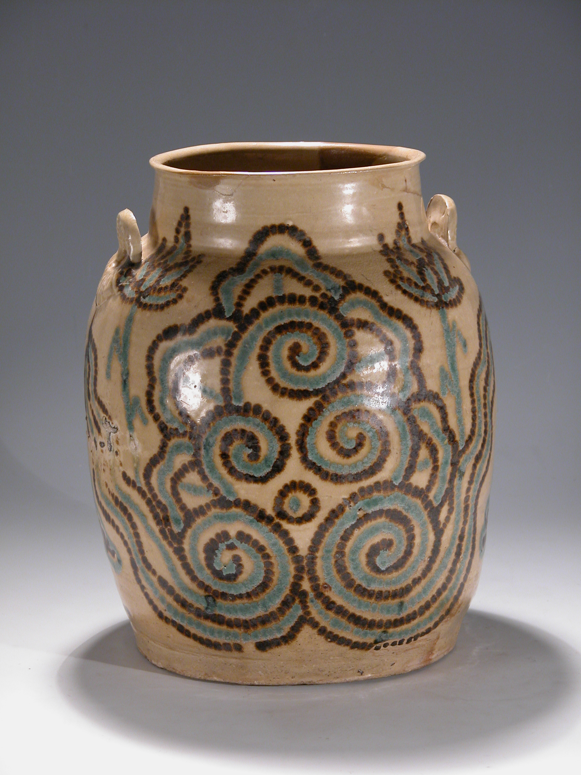 唐黄釉褐绿彩云荷纹罐