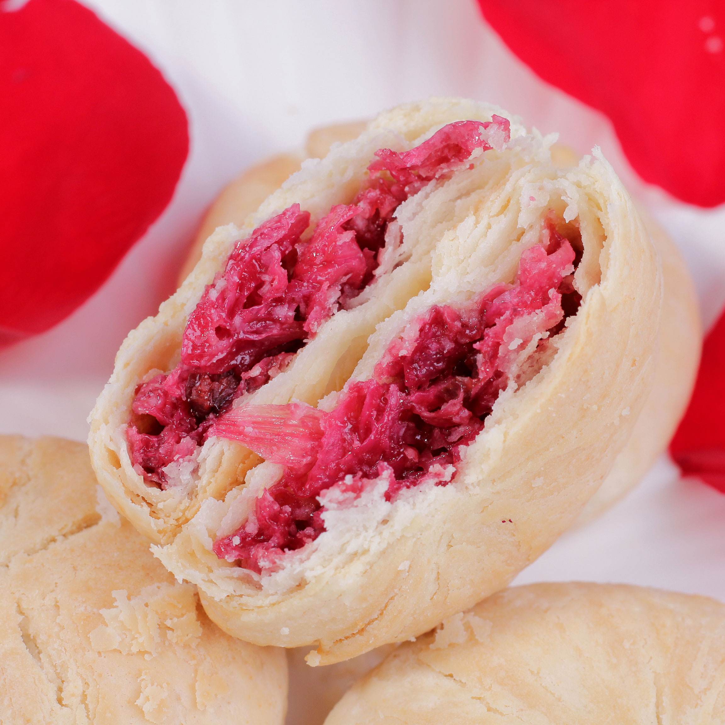  p>玫瑰饼是一种糖馅,酥皮的特色传统名点.