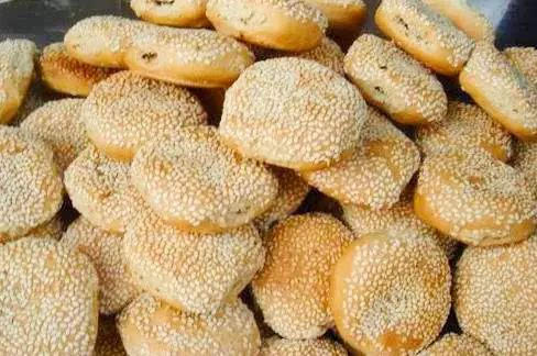  p>小吃位于四川巴中市恩阳古镇,制作"提糖麻饼"的居民家庭内景,小吃