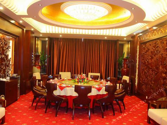 鑫港大酒店位于新郑国际机场迎宾路南侧,西邻京珠高速公路,距省会