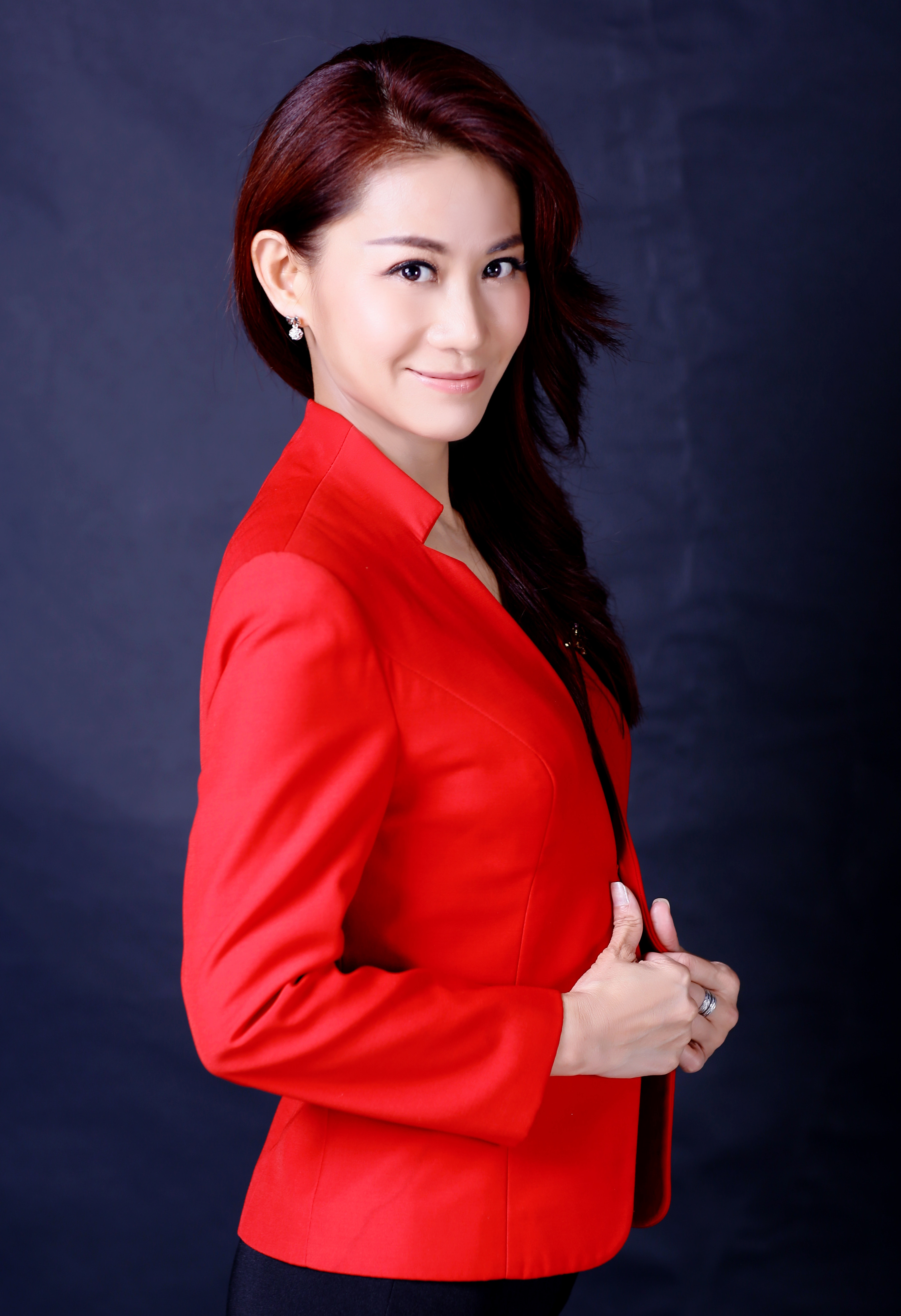  p data-id="go09c7lr0o">陈滢,女,现为中央电视台体育频道主持人