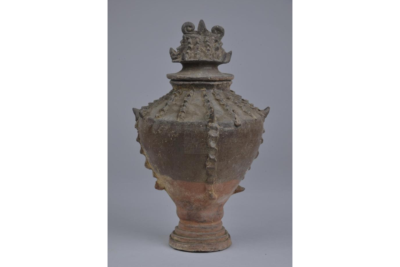 明褐釉屋脊式陶谷仓罐