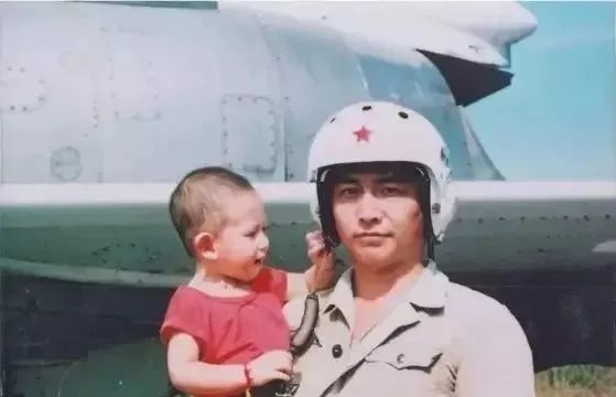中美撞机21年，妻子一直在等他返航：他们的生死绝恋，刺痛全网_百科TA说