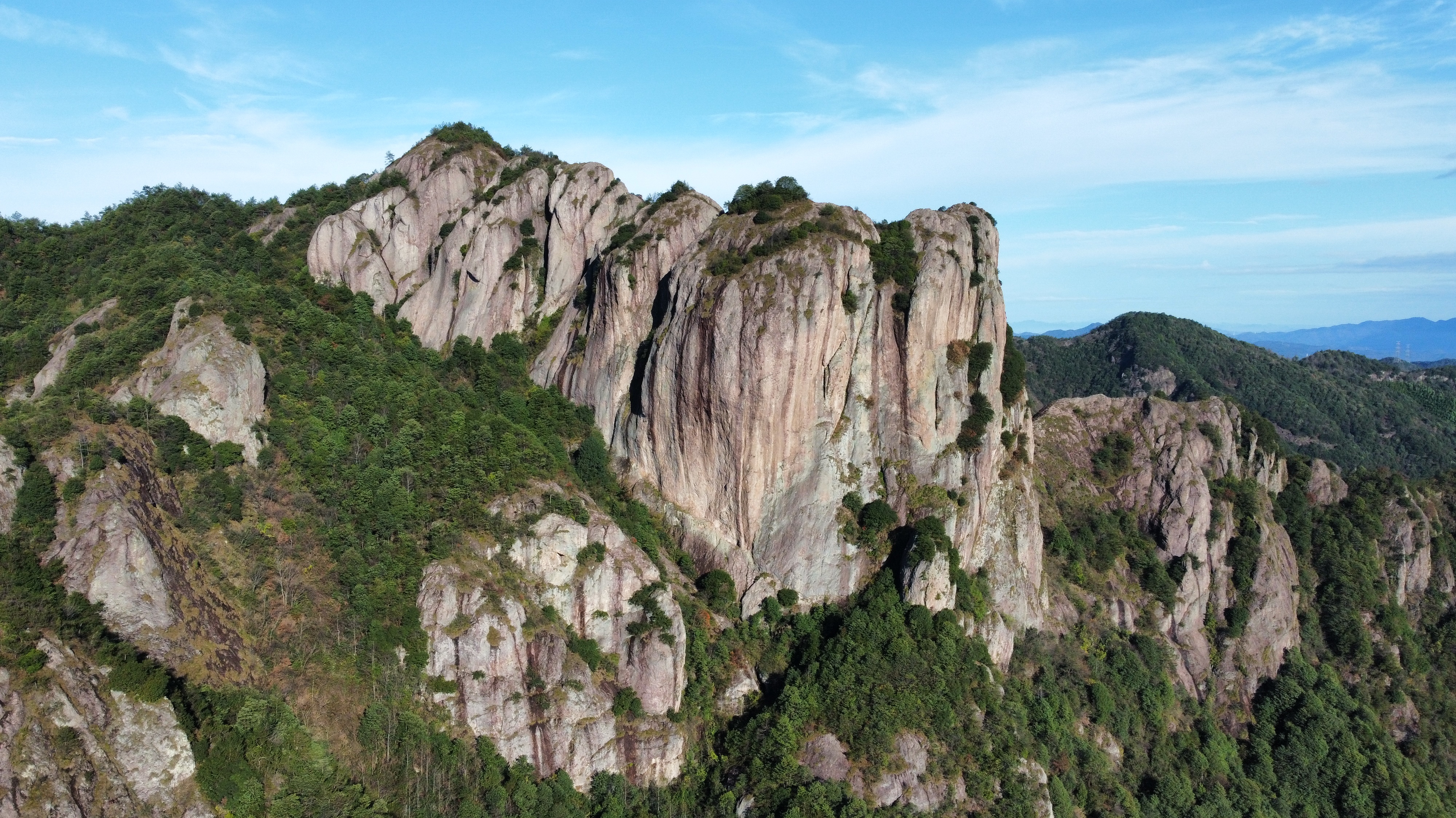  p data-id="gnx3vaqdz1">五指岩景区位于永康市最北部,西北与义乌市