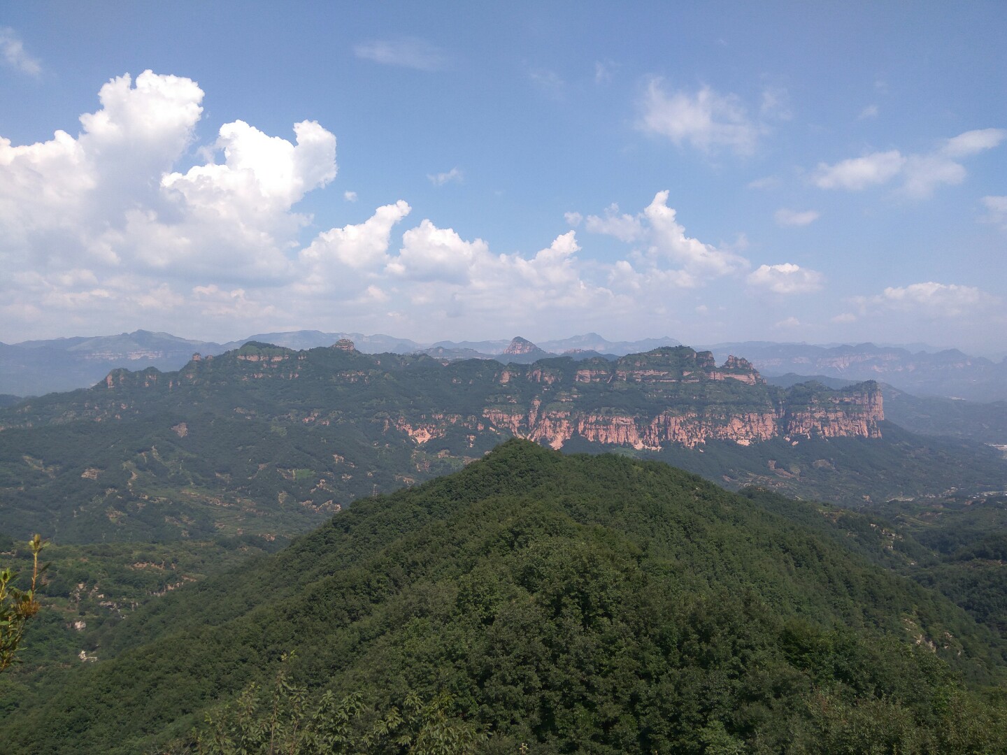  p data-id="gnwgmp9zzs">五指山位于河北省邢台市沙河市塔石铺村和