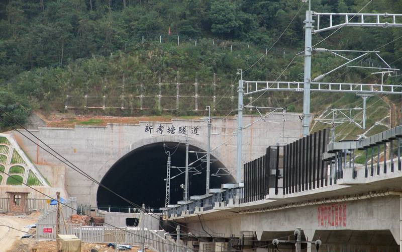  p>赣瑞龙铁路(ganzhou-rujin-longyan railway),又名赣龙铁路复线,是