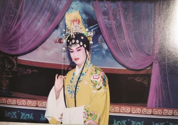 1959年5月出生于莆田涵江霞徐,1978年刘玉钗调到莆仙戏三团工作,师从