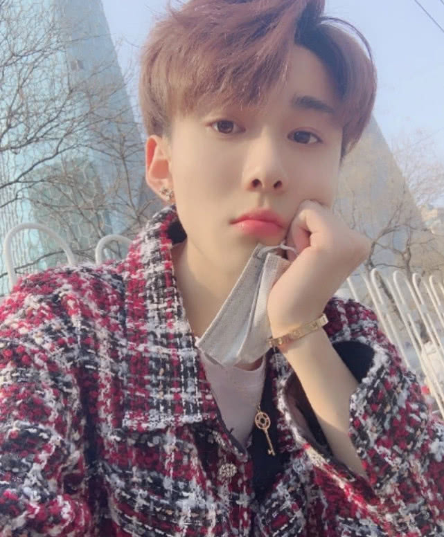 brux76lv">王乐乐,原 a target="_blank" href="/item/快手/19678032"