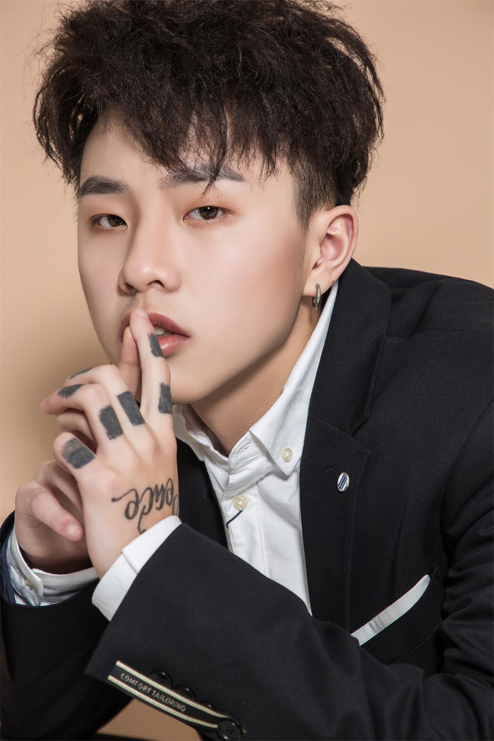  p>小咪,原名朱宏雨,2002年4月20日出生于重庆市,原创歌手.