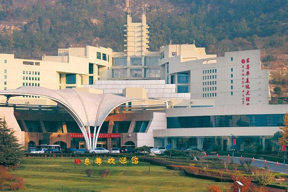  p>泰安东尊华美达大酒店坐落于世界五岳独尊的泰山脚下,与政府办公