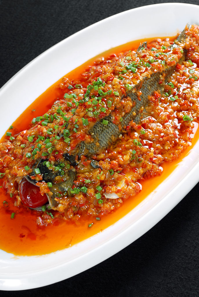 双色剁椒鲈鱼