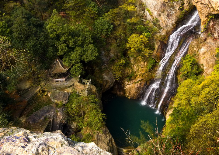 位于浙江省温州市瓯海区仙岩镇内,大罗山西麓,居温州,瑞安两市之间,距