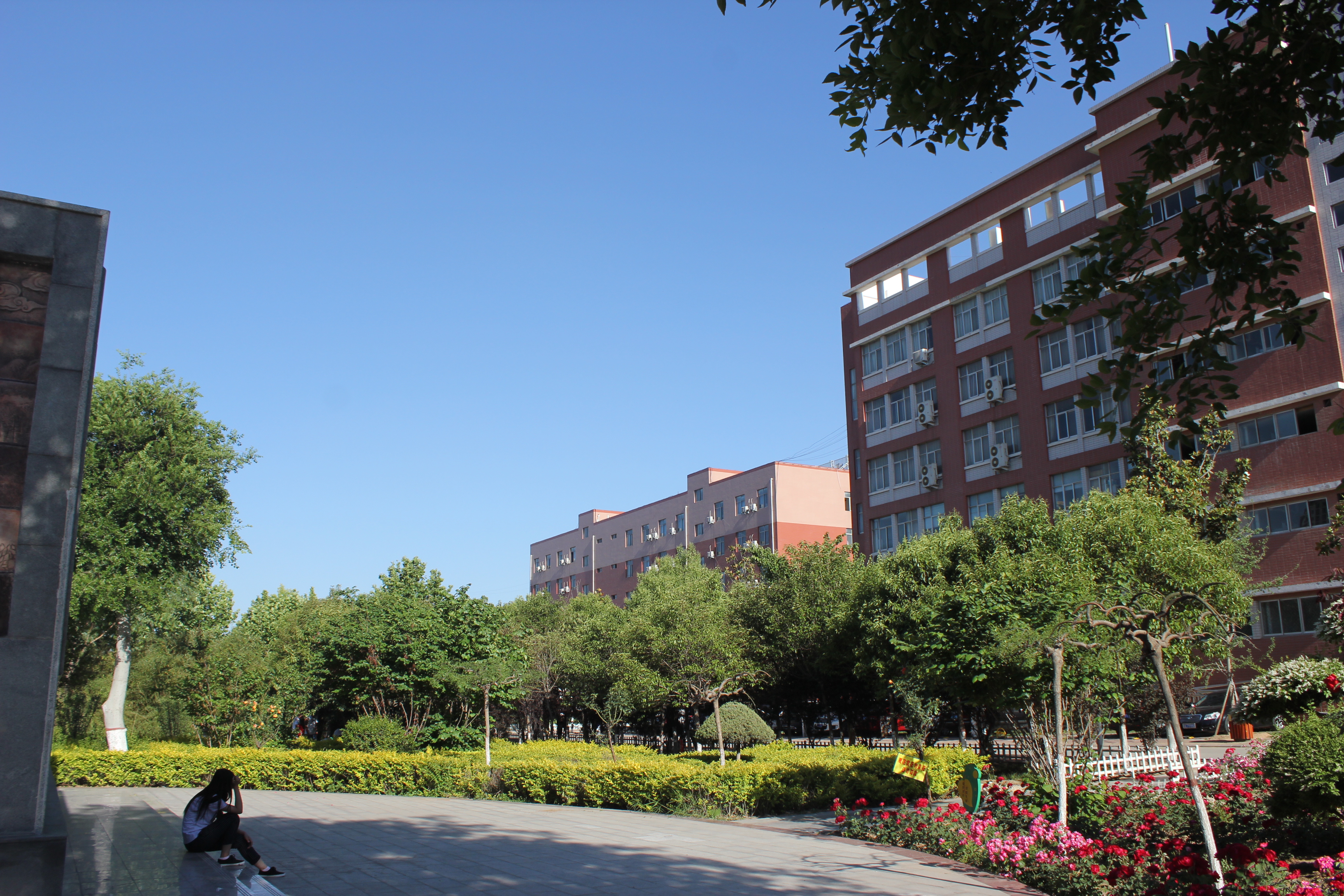  p>郑州交通技师学院,始建于1979年,现由郑州市劳动和社会保障局主管