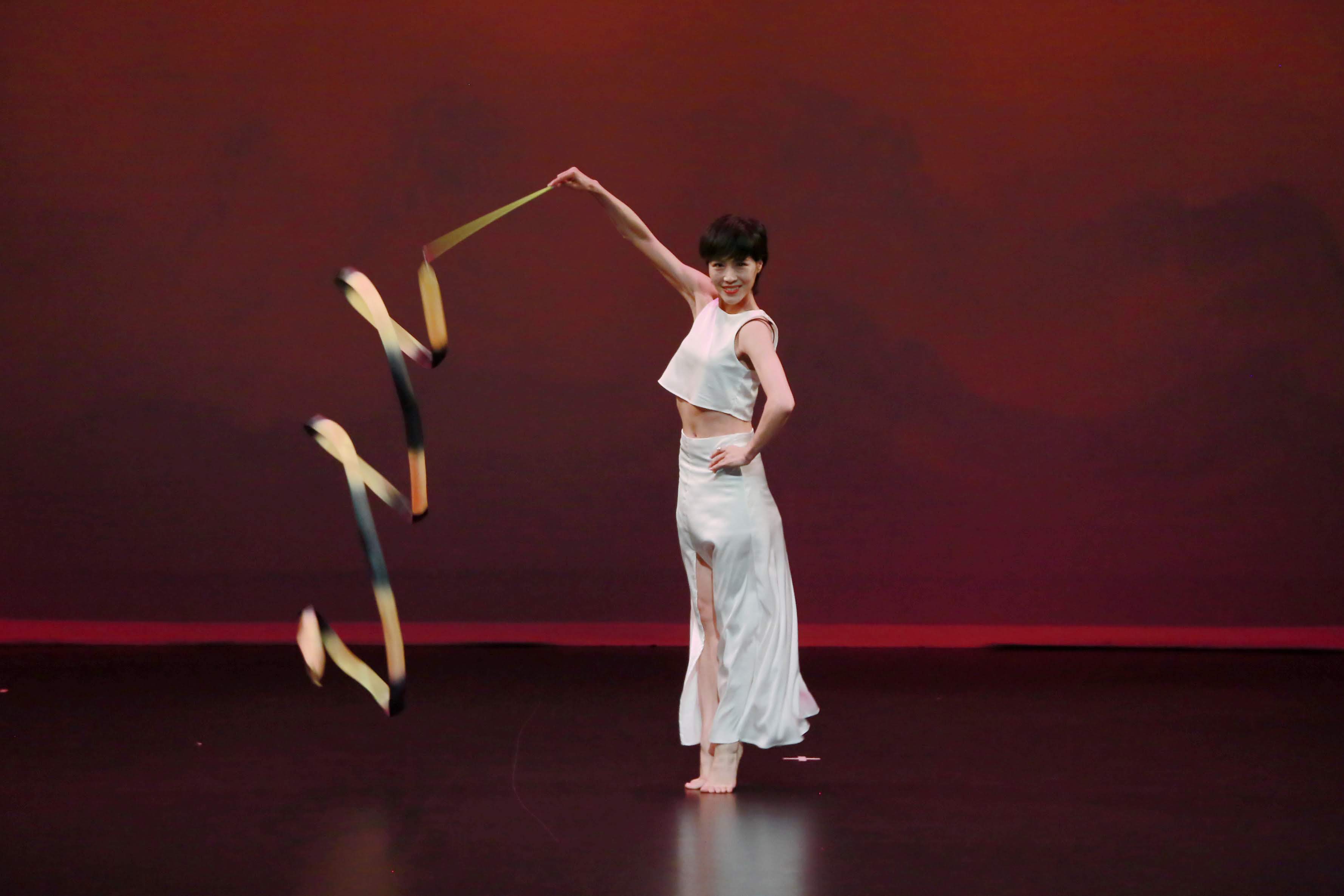  p>景珂( i>原名梁镜珂 /i>),毕业于北京电影学院表演系本科99级,中国