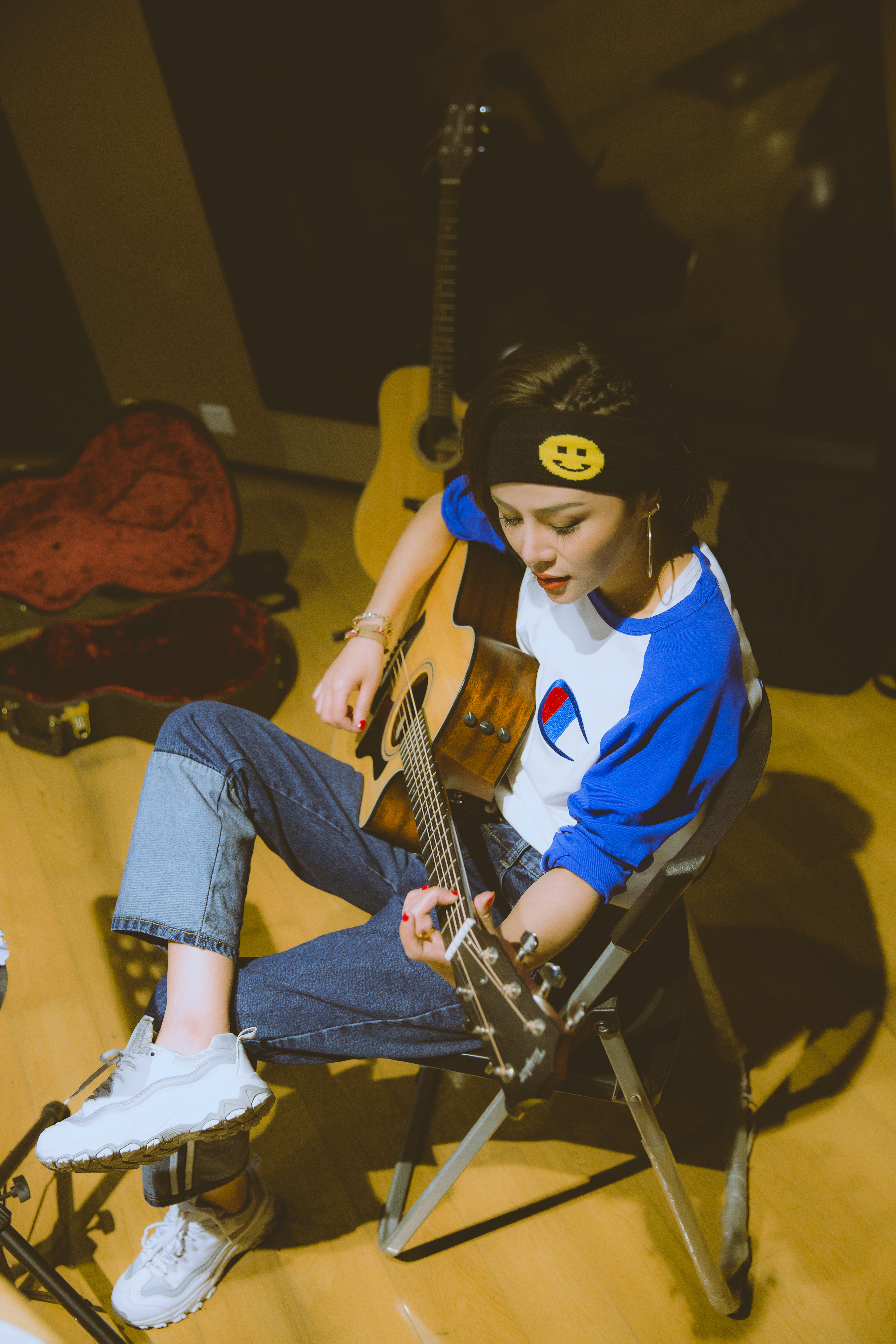 抖音上面的上海华姐原名张新华,出生于1968年浙江省海宁市的农村,大学