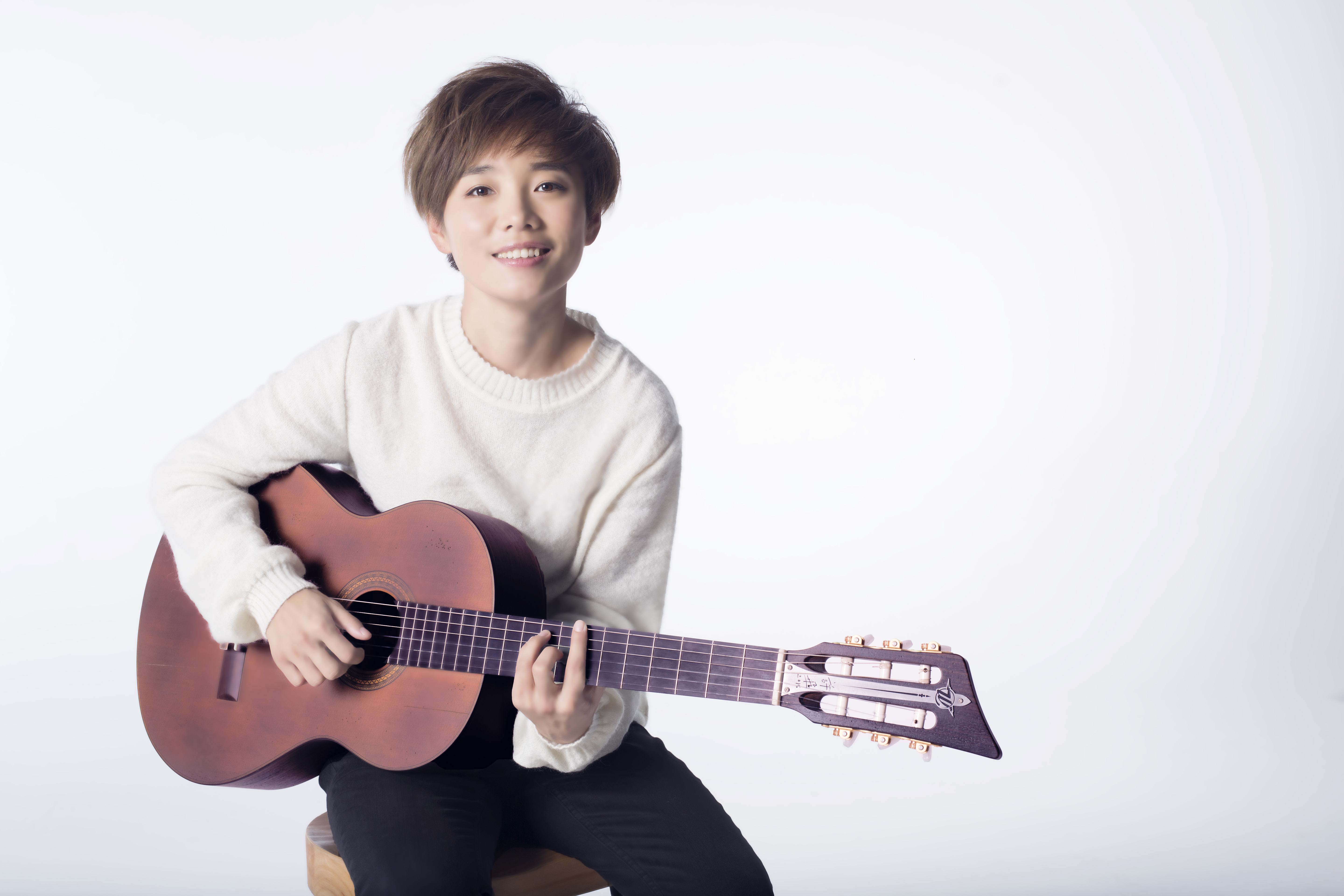  p>许飞,1985年11月11日出生于吉林省四平市梨树县,中国内地流行乐女