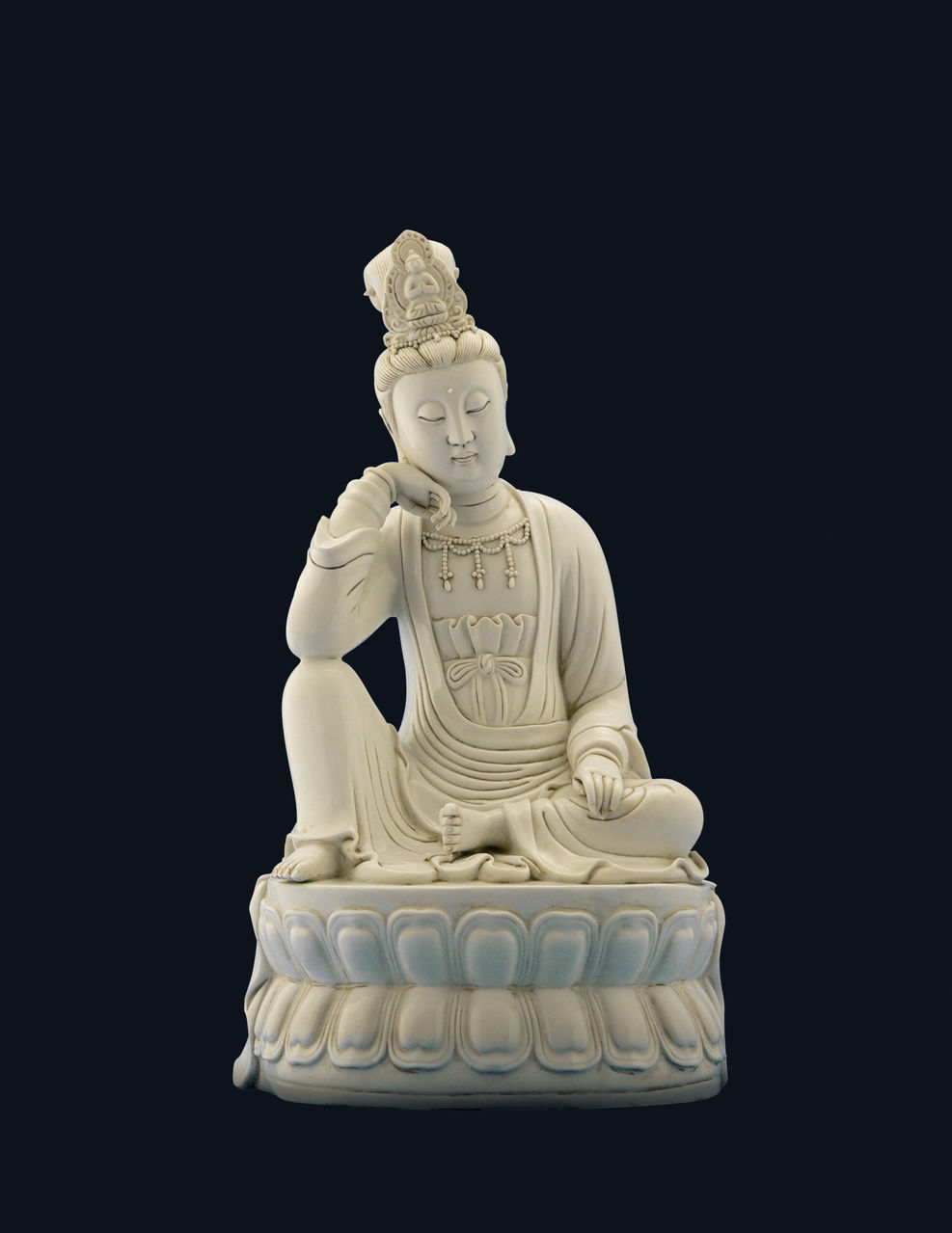 德化白瓷坐莲自在观音像