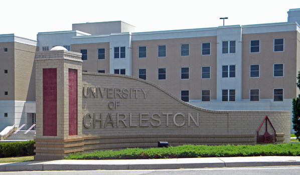  p>美国查尔斯顿学院(charleston collegiate school)建于1970年,原名