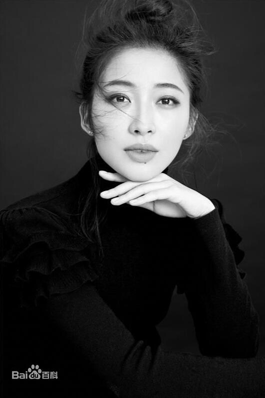  p data-id="gnvhauju41">夏星 i>(原名夏子涵) /i>,11月14日出生于