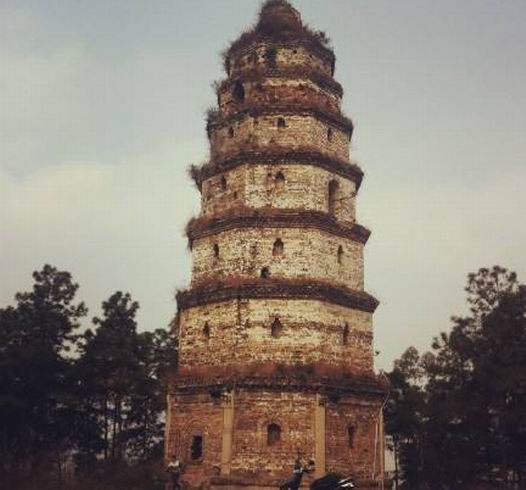 四川荣县镇南塔