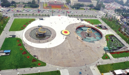  p>下沉式广场(sunken plaza)是城市休闲广场的一种设计手法,下沉式