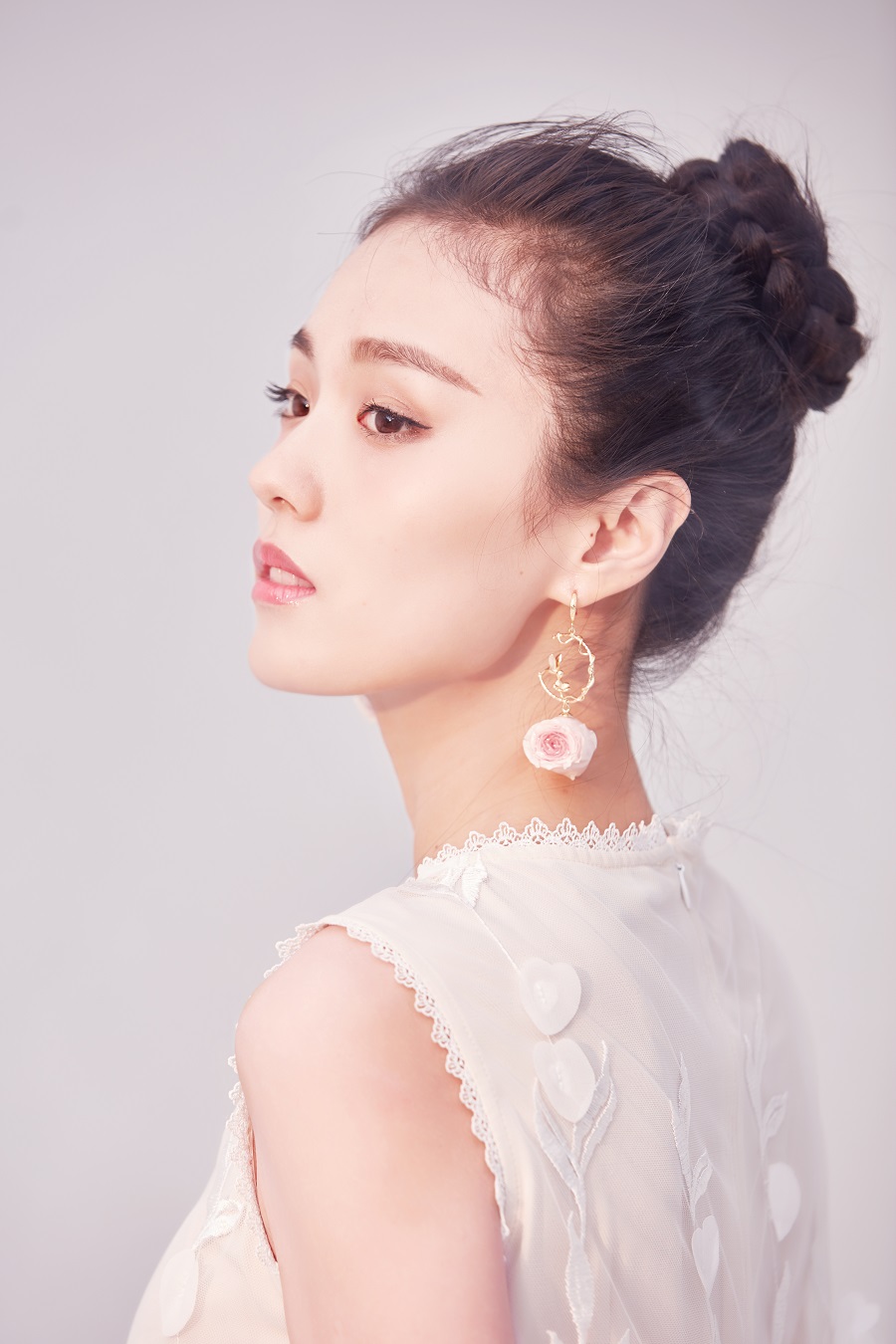 吴了了,女,中国内地女演员