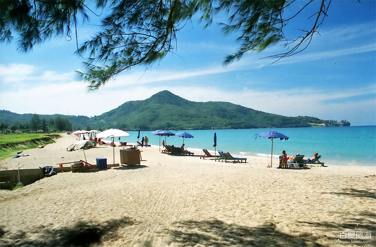 海滩仍属于相对未开发状态,是 a target="_blank" href="/item/普吉岛