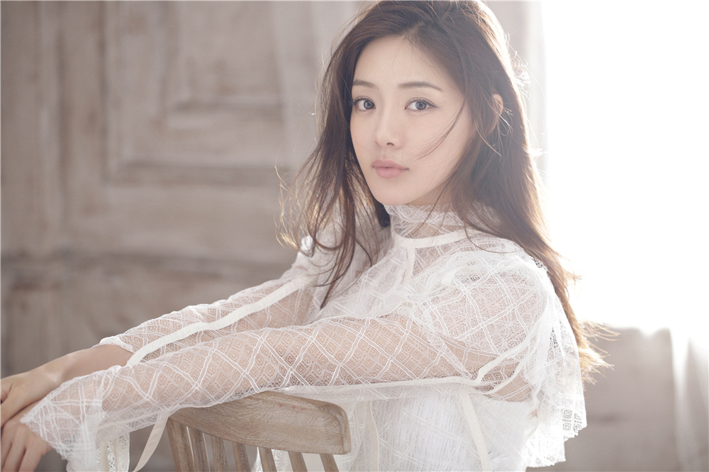  p>邓家佳,原名邓嘉,1983年5月17日出生于四川省内江市,中国内地女